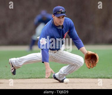 Cubs de Chicago l'arrêt-court Ryan Theriot ne peut pas s'accrocher à un infield seul par Milwaukee Brewers catcher Jason Kendall en neuvième manche à Wrigley Field de Chicago le 1 mai 2008. Les brasseurs, défait les Cubs 4-3.(UPI Photo/Mark Cowan) Banque D'Images