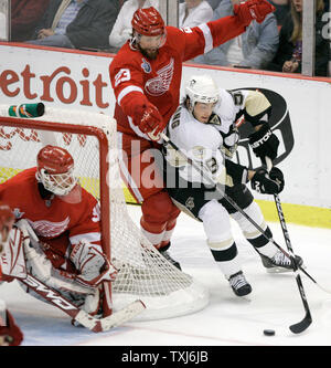 Le défenseur des Penguins de Pittsburgh Kris Letang (R) tente pour une tourné comme Red Wings de Detroit le défenseur Brad Stuart (23) et le gardien de but Chris Osgood défendre au cours de la troisième période de jeu 2 de la finale de la Coupe Stanley au Joe Louis Arena de Detroit le 26 mai 2008. Les Red Wings ont remporté 3-0. (Photo d'UPI/Brian Kersey) Banque D'Images