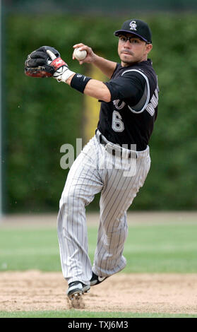 Colorado Rockies shortstop Omar Quintanilla touche des Chicago Cubs base runner Reed Johnson en sixième manche à Wrigley Field de Chicago le 31 mai 2008. (UPI Photo/Mark Cowan) Banque D'Images