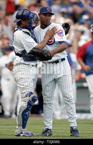 De baseball des Chicago Cubs Carlos Marmol, droite, est félicité par catcher Henry Blanco, gauche, après clôture de la Colorado Rockies en neuvième manche à Wrigley Field de Chicago le 31 mai 2008. Les Cubs défait les Rocheuses 5-4. (UPI Photo/Mark Cowan) Banque D'Images