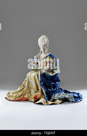 Mannequin assis portant des costumes de papier par Isabelle de Borchgrave Banque D'Images