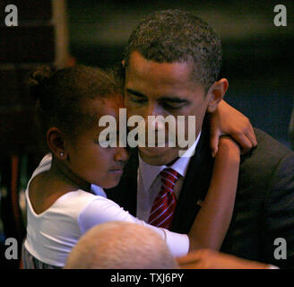 La présidence démocratique Sen. Barack Obama (R) s'acquitte de sa fille Sasha, 7, après l'adressage d'une congrégation à l'Église apostolique de Dieu à Chicago le 15 juin 2008. Obama a discuté l'importance de la paternité dans son discours à l'église. (Photo d'UPI/Brian Kersey) Banque D'Images