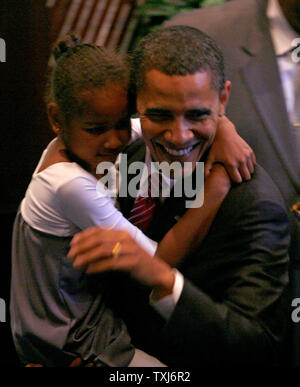 La présidence démocratique Sen. Barack Obama (R) s'acquitte de sa fille Sasha, 7, après l'adressage d'une congrégation à l'Église apostolique de Dieu à Chicago le 15 juin 2008. Obama a discuté l'importance de la paternité dans son discours à l'église. (Photo d'UPI/Brian Kersey) Banque D'Images