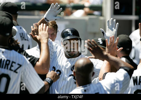 White Sox de Chicago' Jermaine Dye (C) est accueilli dans l'étang après avoir frappé un home run en solo au cours de la deuxième manche contre les Red Sox de Boston le 10 août 2008 à Chicago. (Photo d'UPI/Brian Kersey) Banque D'Images