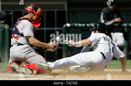 White Sox de Chicago's Paul Konerko (R) notes comme Boston rouge Sox catcher Jason Varitek supprime les deux pas de troisième but Mike Lowell après Juan Uribe a frappé une balle au sol au cours de la cinquième manche le 10 août 2008 à Chicago. (Photo d'UPI/Brian Kersey) Banque D'Images