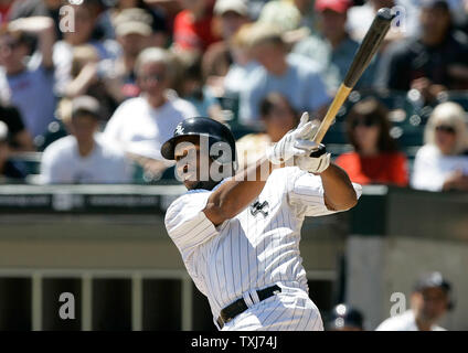 White Sox de Chicago' Jermaine Dye donne suite à un home run en solo au cours de la deuxième manche contre les Red Sox de Boston le 10 août 2008 à Chicago. (Photo d'UPI/Brian Kersey) Banque D'Images