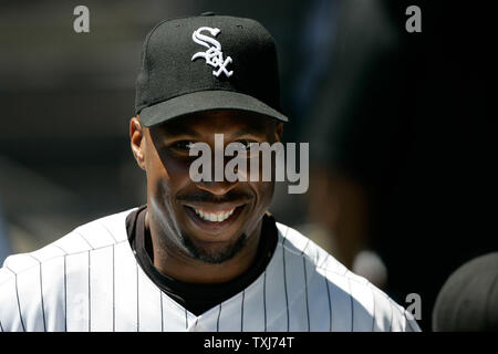 White Sox de Chicago's Jermaine Dye se tient dans l'abri avant le match contre les Red Sox de Boston le 10 août 2008 à Chicago. (Photo d'UPI/Brian Kersey) Banque D'Images