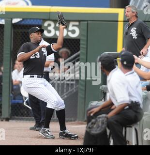 White Sox de Chicago's Jermaine Dye (23) fait une capture le départ de Los Angeles Angels Garret Anderson's sacrifice qui a marqué le point gagnant lors de la huitième manche au U.S. Cellular Field de Chicago le 7 septembre 2008. (Photo d'UPI/David banques) Banque D'Images