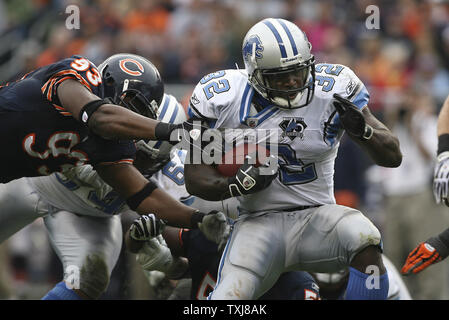Detroit Lions tournant retour Rudi Johnson (32) est présenté par Chicago Bears Adewale Ogunleye fin défensives (93) après un gain de 1 verges au cours du quatrième trimestre à Soldier Field, le 2 novembre 2008, à Chicago. Les ours a gagné 27-23. (Photo d'UPI/Brian Kersey) Banque D'Images