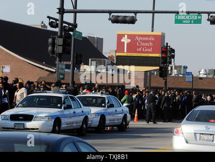 Les amis et la famille de la famille Hudson se rassemblent à l'extérieur de l'Église apostolique de Dieu avant les funérailles à Chicago le 3 novembre 2008. Trois membres de la famille de l'Académie l'actrice Jennifer Hudson ont été assassinés dont sa mère, frère , et neveu. (Photo d'UPI/David banques) Banque D'Images
