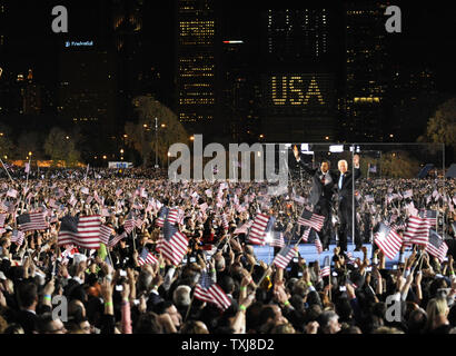 Le président élu Barack Obama et le Vice-président élu Joe Boden salue les la foule massive à son élection nuit rassemblement à Grant Park à Chicago le 4 novembre 2008. Démocrate Obama a battu le républicain John McCain. Plus de 200 000 personnes ont assisté à la manifestation et une célébration. (Photo d'UPI/Pat Benic) Banque D'Images