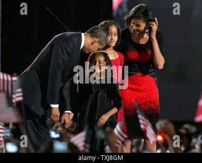 Candidat démocrate à la présidence Barack Obama parle avec sa fille Sasha, deuxième à gauche, comme sa fille Malia, et sa femme Michelle regardez sur avant de donner sa victoire présidentielle discours lors d'un rassemblement en plein air massive à Grant Park à Chicago le 4 novembre 2008. Obama a parlé peu après le candidat républicain, le sénateur John McCain (R-AZ) a donné son discours de concession. (UPI Photo/Mark Cowan) Banque D'Images