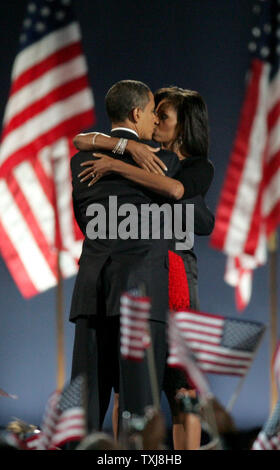 Candidat démocrate à la présidence Barack Obama embrasse sa femme Michelle après avoir donné sa victoire présidentielle discours lors d'un rassemblement en plein air massive à Grant Park à Chicago le 4 novembre 2008. Obama a parlé peu après le candidat républicain, le sénateur John McCain (R-AZ) a donné son discours de concession. (UPI Photo/Mark Cowan) Banque D'Images