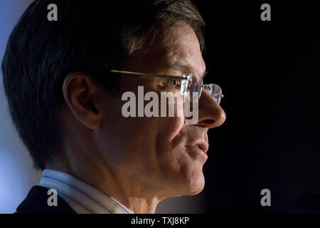 Thomas J. Wilson, président du conseil, président et chef de la direction de l'Allstate Corporation, prend la parole au Chicago Council on Global Affairs débat d'experts sur les implications de la crise financière en cours le 19 novembre 2008 à Chicago. (Photo d'UPI/Brian Kersey) Banque D'Images