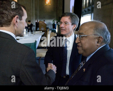 Thomas J. Wilson (C), président du conseil, président et chef de la direction de l'Allstate Corporation, serre la main avec les clients après un Chicago Council on Global Affairs débat d'experts sur les implications de la crise financière en cours le 19 novembre 2008 à Chicago. (Photo d'UPI/Brian Kersey) Banque D'Images