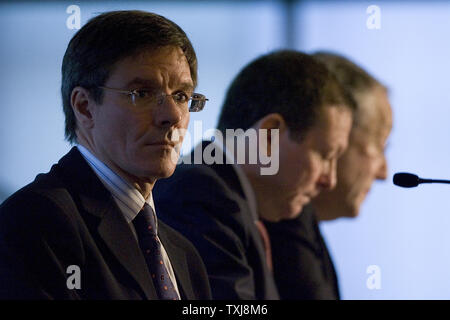 Thomas J. Wilson (de gauche), président du conseil, président et chef de la direction de l'Allstate Corporation, Thomas J. Pritzker, président de Global Hyatt Corporation et Gordon Segal, président et fondateur de Crate and Barrel, écouter Michael Moskow, senior fellow du Chicago Council on Global Affairs et ancien président et chef de la Banque fédérale de réserve de Chicago, parler au cours d'un débat sur les implications de la crise financière en cours le 19 novembre 2008 à Chicago. (Photo d'UPI/Brian Kersey) Banque D'Images