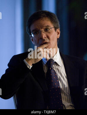 Thomas J. Wilson, président du conseil, président et chef de la direction de l'Allstate Corporation, au cours d'une écoute du Chicago Council on Global Affairs débat d'experts sur les implications de la crise financière en cours le 19 novembre 2008 à Chicago. (Photo d'UPI/Brian Kersey) Banque D'Images