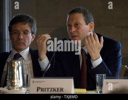 Thomas J. Wilson (L), président du conseil, président et chef de la direction de l'Allstate Corporation, écoute comme Thomas J. Pritzker, président de Global Hyatt Corporation, parle au cours d'un débat sur les implications de la crise financière en cours le 19 novembre 2008 à Chicago. (Photo d'UPI/Brian Kersey) Banque D'Images