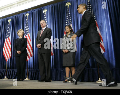 Le président élu Barack Obama (R) promenades par la secrétaire d'Etat délégué Sen. Hillary Clinton (D-NY) (de gauche), conseiller à la sécurité nationale délégué à la retraite. Le général James L. Jones Marine et l'Organisation des Nations Unies l'Ambassadeur délégué Susan Rice avant une conférence de presse annonçant son équipe de sécurité nationale le 1 décembre 2008 à Chicago. En plus de Clinton, Jones et le riz, Obama a également nommé gouverneur de l'Arizona. Janet Nepolitano comme secrétaire à la sécurité intérieure, Eric Holder, comme procureur général et a annoncé que Robert Gates, l'actuel Secrétaire de la défense, va rester sur son poste en vertu de la nouvelle administration. (UPI Banque D'Images