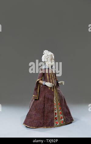 Mannequin de fille portant des costumes de papier par Isabelle de Borchgrave Banque D'Images