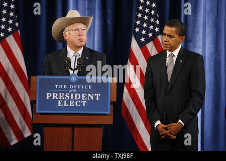 Le sénateur Ken Salazar (D-CO) (L) fait une déclaration après avoir été présenté comme secrétaire à l'intérieur par le président élu Barack Obama lors d'une conférence de presse le 17 décembre 2008 à Chicago. Obama a également introduit l'ancien gouverneur de l'Iowa. Tom Vilasck comme secrétaire de l'agriculture désigné. (Photo d'UPI/Brian Kersey) Banque D'Images