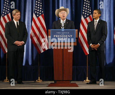 Le sénateur Ken Salazar (D-CO) (C) fait une déclaration après avoir été présenté comme secrétaire à l'intérieur par le président élu Barack Obama (R) lors d'une conférence de presse le 17 décembre 2008 à Chicago. Obama a également introduit l'ancien gouverneur de l'Iowa. Tom Vilasck (L) en tant que secrétaire de l'agriculture désigné. (Photo d'UPI/Brian Kersey) Banque D'Images