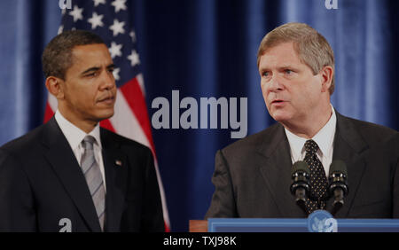 Ancien gouverneur de l'Iowa. Tom Vilsack (R) fait une déclaration après avoir été présenté à l'agriculture américain désigné par le président élu Barack Obama lors d'une conférence de presse le 17 décembre 2008 à Chicago. Obama a également nommé M. Ken Salazar (D-CO) comme secrétaire à l'intérieur d'un représentant. (Photo d'UPI/Brian Kersey) Banque D'Images