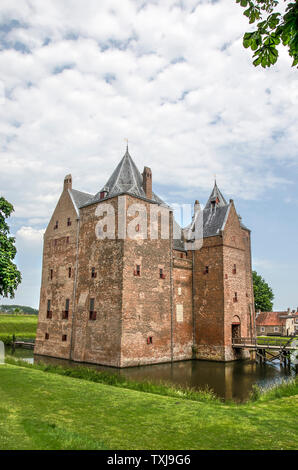 Poederoijen, Pays-Bas, Juin 10, 2019 : avis de 14e siècle château Loevestein, ses douves et pont-levis en bois en provenance du sud en vertu d'une Banque D'Images