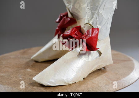 Chaussures de costume en papier d'Isabelle de Borchgrave Banque D'Images