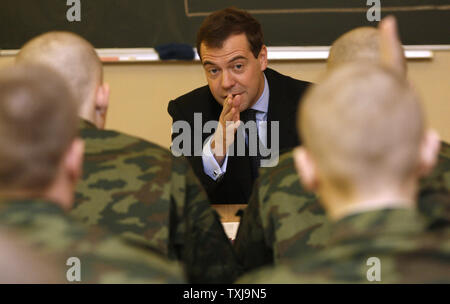 Le président russe Dmitri Medvedev parle aux cadets d'un réservoir de travail training centre à Chita, District militaire de Sibérie le 19 février 2009. Medvedev a déclaré jeudi l'état de préparation militaire russe ne serait pas compromise par les compressions budgétaires. (Photo d'UPI/Anatoli Zhdanov) Banque D'Images