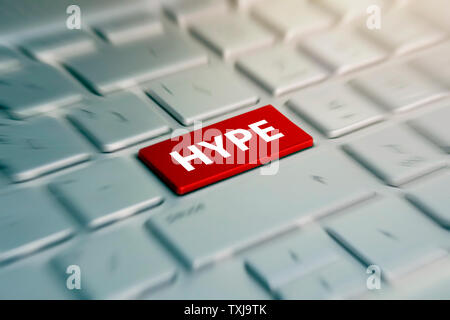 HYPE - bouton rouge sur le clavier de l'ordinateur. gris en arrière-plan flou de mouvement. Banque D'Images