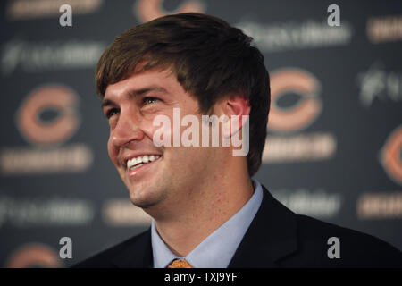 Ours de Chicago nouveau quarterback Jay Cutler prend la parole lors d'une conférence de presse à Halas Hall à Lake Forest, Illinois le 3 avril 2009. Les Bears quarterback Kyle Orton cotées, deux choix de première ronde et un troisième tour de draft jeudi aux Denver Broncos pour acquérir Cutler. (Photo d'UPI/Brian Kersey) Banque D'Images