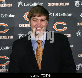 Ours de Chicago nouveau quarterback Jay Cutler sourit lors d'une conférence de presse à Halas Hall à Lake Forest, Illinois le 3 avril 2009. Les Bears quarterback Kyle Orton cotées, deux choix de première ronde et un troisième tour de draft jeudi aux Denver Broncos pour acquérir Cutler. (Photo d'UPI/Brian Kersey) Banque D'Images