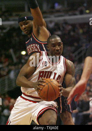 Chicago Bulls guard Ben Gordon (R) disques durs en New Jersey Nets guard Calimerotte Dooling au cours du troisième trimestre au United Center de Chicago le 4 avril 2009. Les Bulls ont remporté 103-94. (Photo d'UPI/Brian Kersey) Banque D'Images