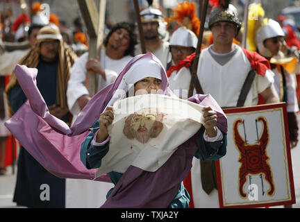 Rosa Perez fidèlement Veronica dans une reconstitution de la "Via Crucis" ou "Chemin de Croix" le 10 avril 2009 à Chicago. Dans la sixième station de la Croix, Véronique essuie le visage de Jésus. Des milliers de personnes ont assisté le vendredi saint procession dans le quartier mexicain de Pilsen, principalement, qui reprend le chemin de croix jusqu'à la crucifixion du Christ. (Photo d'UPI/Brian Kersey) Banque D'Images