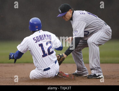 Des Chicago Cubs Alfonso Soriano (12) est pris à voler par les Rockies du Colorado Le deuxième but Jeff Baker lors de la première manche à Wrigley Field de Chicago le 13 avril 2009. (Photo d'UPI/Brian Kersey) Banque D'Images