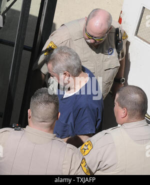 Ancien sergent de la police de l'Illinois, Bollingbrook Drew Peterson feuilles se County circuit court après son interpellation le 18 mai 2009 à Joliet, Illinois. Peterson est accusé de meurtre dans les 2004 décès de sa troisième femme Kathleen Savio et est aussi un suspect dans la disparition de 2007 sa quatrième épouse, Stacy Peterson. (Photo d'UPI/David banques) Banque D'Images