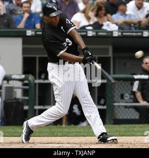 White Sox de Chicago's Jermaine Dye se connecte sur un deux-run homer scoring Alexei Ramirez lors de la cinquième manche contre les Tigers de Détroit au U.S. Cellular Field de Chicago le 8 juin 2009. (Photo d'UPI/Brian Kersey) Banque D'Images