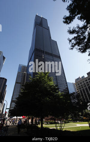 La Willis Tower de 110 étages s'élève au-dessus de la rue à Chicago le 16 juillet 2009. Le Willis Group Holdings a obtenu la désignation de l'homme à la plus haute tour, anciennement connu sous le nom de Sears Tower, dans le cadre de son accord de location (140 000 pieds carrés d'espace de bureau dans le bâtiment. La structure emblématique, qui a dominé l'horizon de Chicago depuis sa construction en 1973, a été officiellement renommé dans une cérémonie jeudi. (Photo d'UPI/Brian Kersey) Banque D'Images