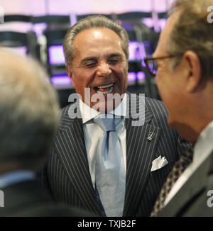 Willis Group Holdings Président et chef Joseph J. Plumeri a un rire avec White Sox de Chicago le Président Jerry Reinsdorf (R) après une cérémonie de changement de nom pour la Willis Tower à Chicago le 16 juillet 2009. Le Willis Group Holdings a obtenu la désignation de l'homme à la plus haute tour, anciennement connu sous le nom de Sears Tower, dans le cadre de son accord de location (140 000 pieds carrés d'espace de bureau dans le bâtiment. (Photo d'UPI/Brian Kersey) Banque D'Images