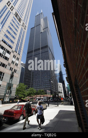 La Willis Tower de 110 étages s'élève au-dessus de la rue à Chicago le 16 juillet 2009. Le Willis Group Holdings a obtenu la désignation de l'homme à la plus haute tour, anciennement connu sous le nom de Sears Tower, dans le cadre de son accord de location (140 000 pieds carrés d'espace de bureau dans le bâtiment. La structure emblématique, qui a dominé l'horizon de Chicago depuis sa construction en 1973, a été officiellement renommé dans une cérémonie jeudi. (Photo d'UPI/Brian Kersey) Banque D'Images