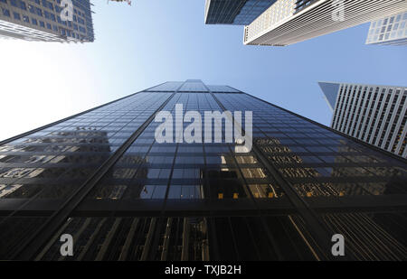 La Willis Tower de 110 étages s'élève au-dessus de la rue à Chicago le 16 juillet 2009. Le Willis Group Holdings a obtenu la désignation de l'homme à la plus haute tour, anciennement connu sous le nom de Sears Tower, dans le cadre de son accord de location (140 000 pieds carrés d'espace de bureau dans le bâtiment. La structure emblématique, qui a dominé l'horizon de Chicago depuis sa construction en 1973, a été officiellement renommé dans une cérémonie jeudi. (Photo d'UPI/Brian Kersey) Banque D'Images