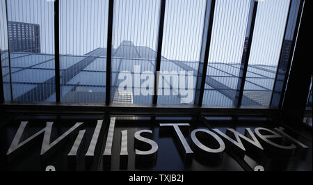 La Willis Tower de 110 étages s'élève au-dessus de la rue à Chicago le 16 juillet 2009. Le Willis Group Holdings a obtenu la désignation de l'homme à la plus haute tour, anciennement connu sous le nom de Sears Tower, dans le cadre de son accord de location (140 000 pieds carrés d'espace de bureau dans le bâtiment. La structure emblématique, qui a dominé l'horizon de Chicago depuis sa construction en 1973, a été officiellement renommé dans une cérémonie jeudi. (Photo d'UPI/Brian Kersey) Banque D'Images