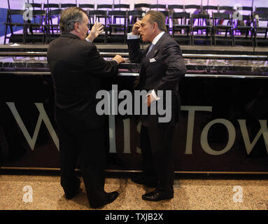 Willis Group Holdings Président et chef Joseph J. Plumeri (R) parle le maire de Chicago Richard M. Daley après une cérémonie de changement de la Willis Tower à Chicago le 16 juillet 2009. Le Willis Group Holdings a obtenu la désignation de l'homme à la plus haute tour, anciennement connu sous le nom de Sears Tower, dans le cadre de son accord de location (140 000 pieds carrés d'espace de bureau dans le bâtiment. (Photo d'UPI/Brian Kersey) Banque D'Images