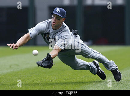 Rays de Tampa Bay droit fielder Gabe Kapler fait une capture de plongée à la retraite White Sox de Chicago's Jermaine Dye au cours de la troisième manche au U.S. Cellular Field de Chicago le 23 juillet 2009. (Photo d'UPI/Brian Kersey) Banque D'Images