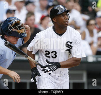 White Sox de Chicago's Jermaine Dye surveille ses deux-run homer Gordon Beckham notation au cours de la troisième manche contre les Yankees de New York à l'Université S. Cellular Field à Chicago le 2 août 2009. UPI/Brian Kersey Banque D'Images