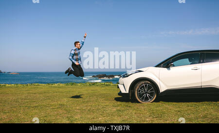 Happy Young man with car Banque D'Images