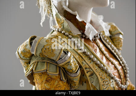 Mannequin portant des costumes de papier par Isabelle de Borchgrave Banque D'Images