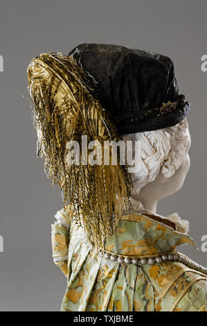 Mannequin wearing paper hat par Isabelle de Borchgrave Banque D'Images