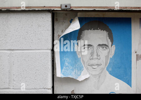 Déchiré par une affiche représentant le président Barack Obama décore le mur d'un bâtiment abandonné le 9 octobre 2009 à Chicago. Obama a reçu le Prix Nobel de la paix 2009 pour ses efforts extraordinaires pour renforcer la diplomatie internationale et la coopération entre les peuples. UPI/Brian Kersey Banque D'Images